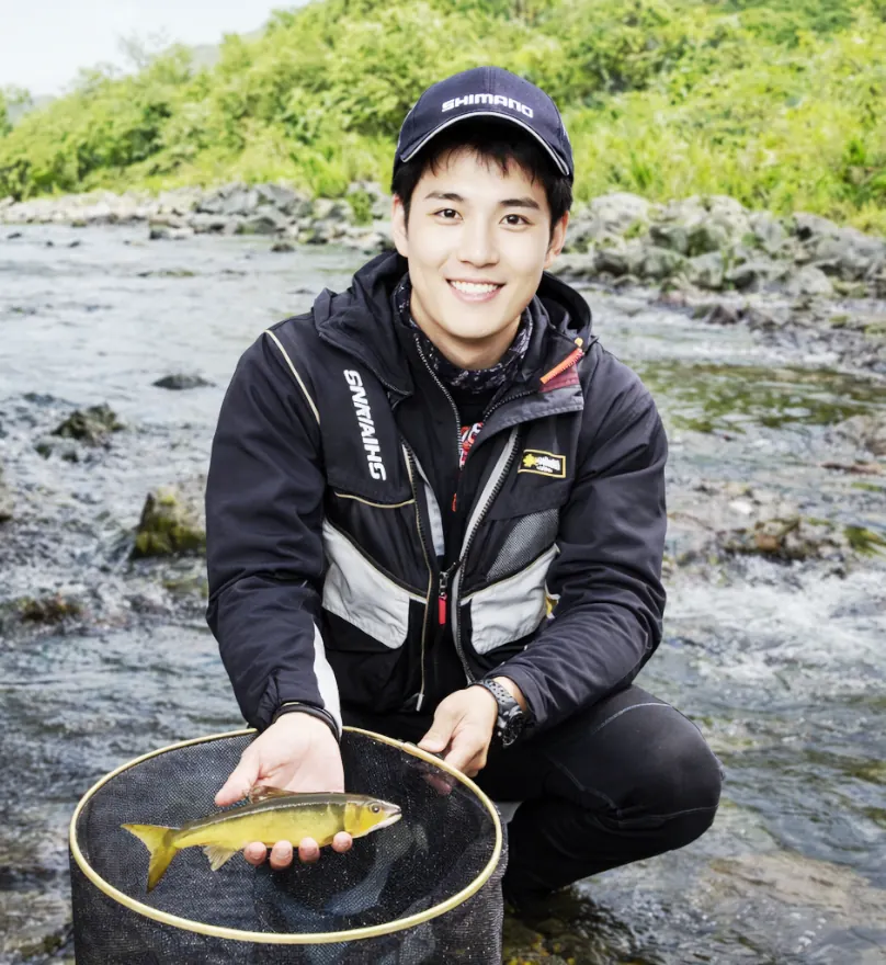 安芸川でアユの釣果を得た新崎.webp
