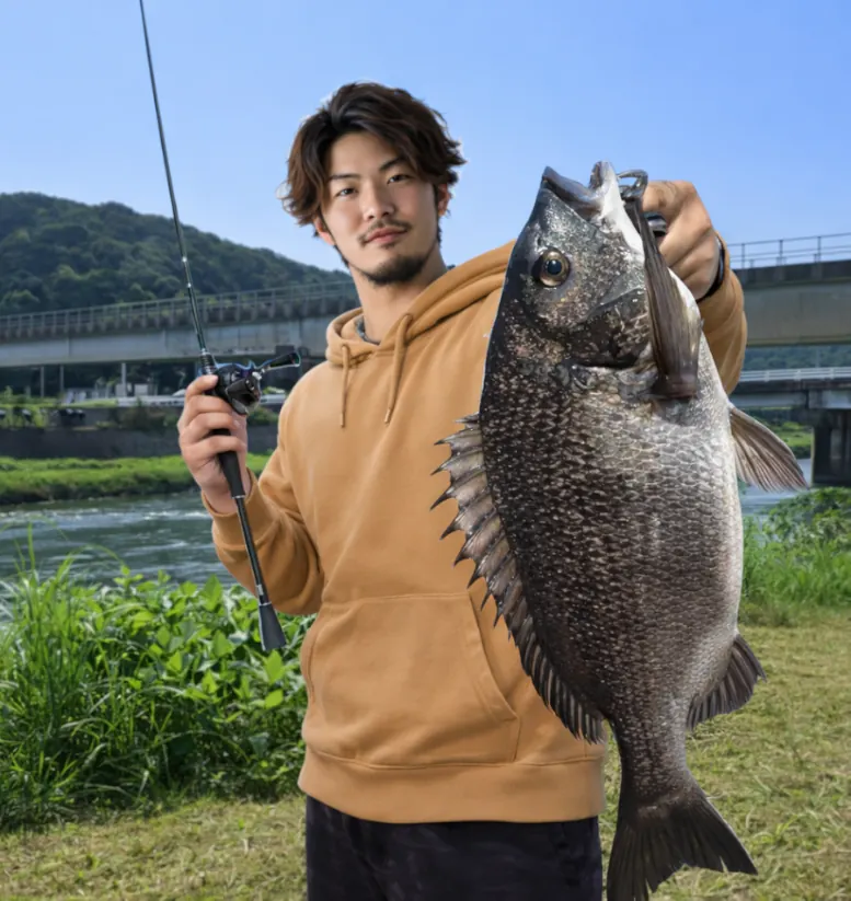 宍喰川でチヌの釣果を得た澤田.webp