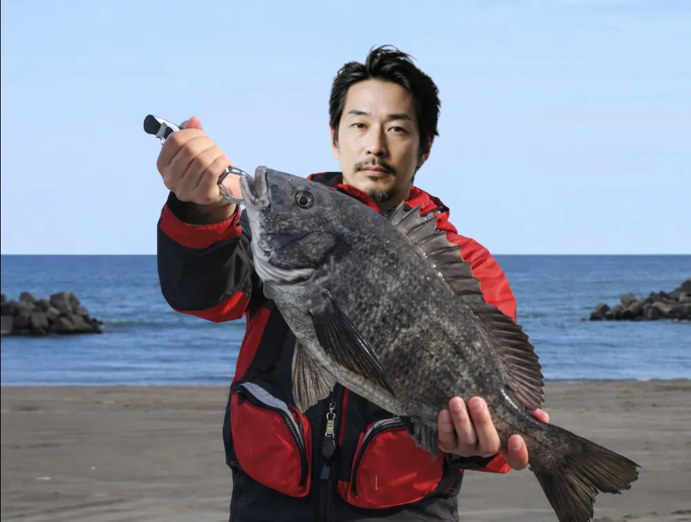 専光寺海岸でチヌの釣果を得た佐々木.webp