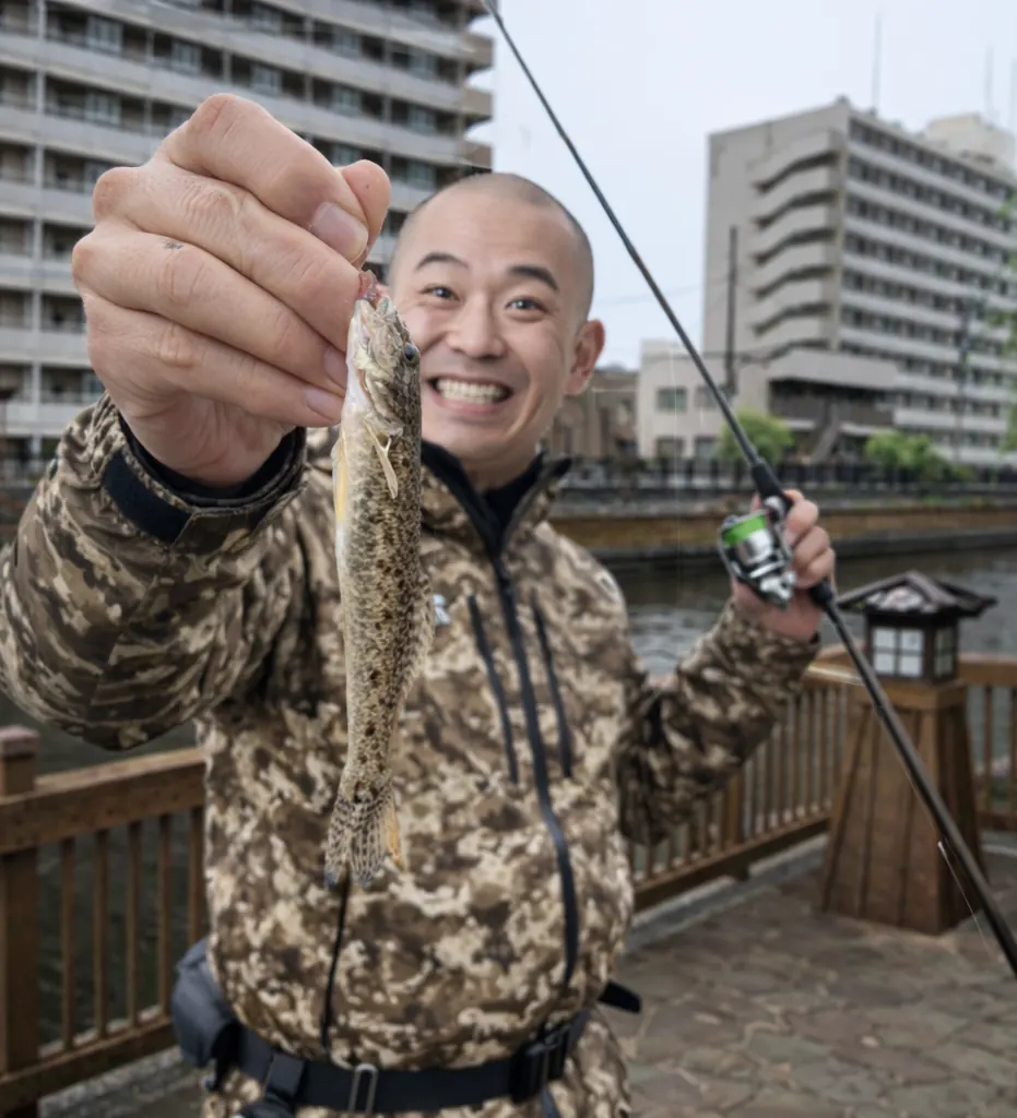 小名木川でハゼの釣果を得たがんだま君.webp