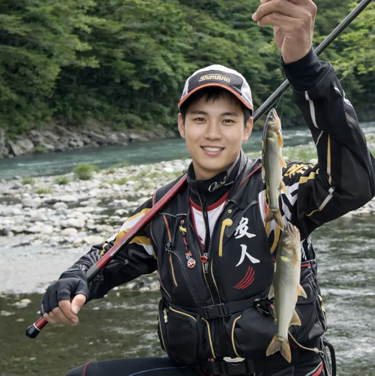 小本川でアユの釣果を得た新崎.webp