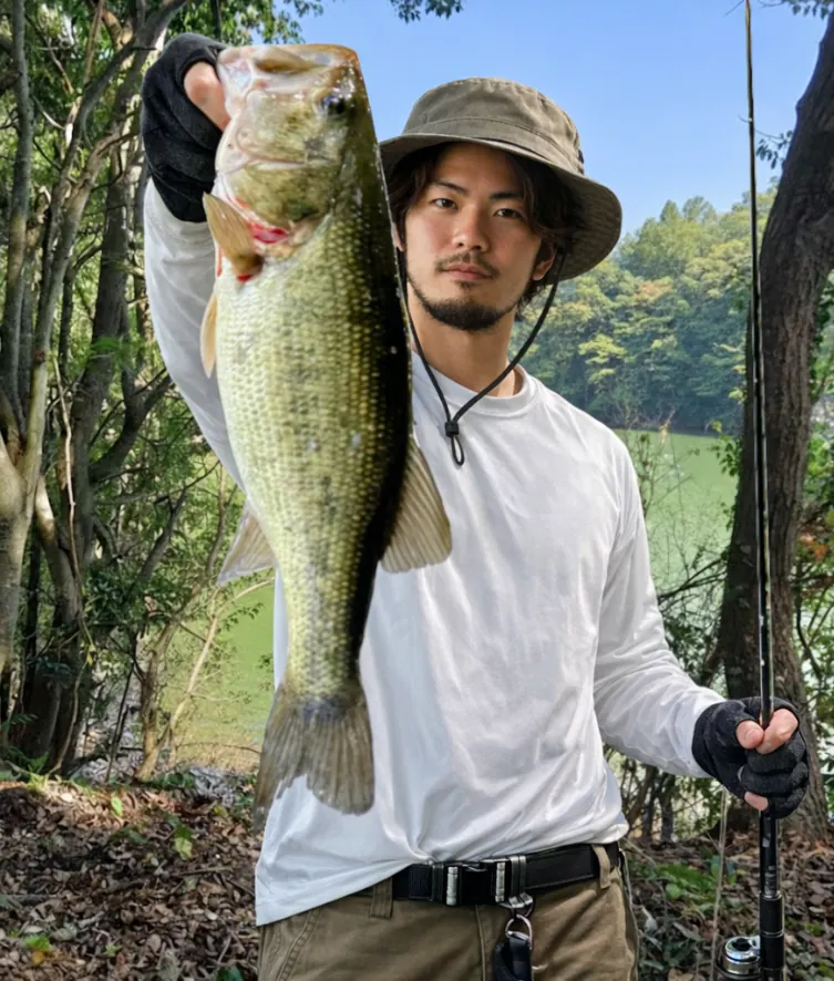 小野湖でブラックバスの釣果を得た澤田.webp