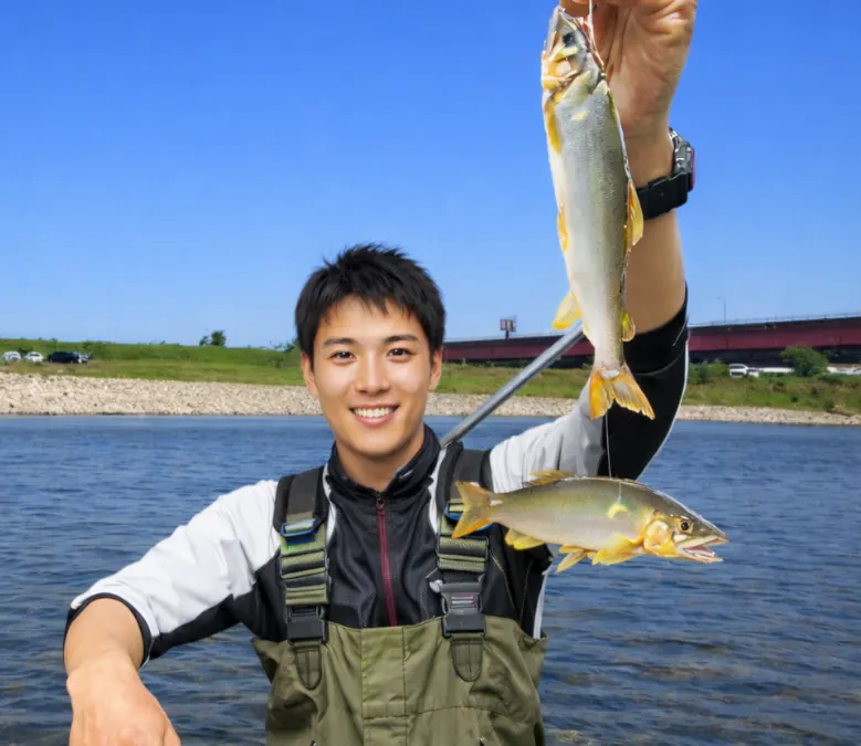 庄川でアユの釣果を得た新崎.webp