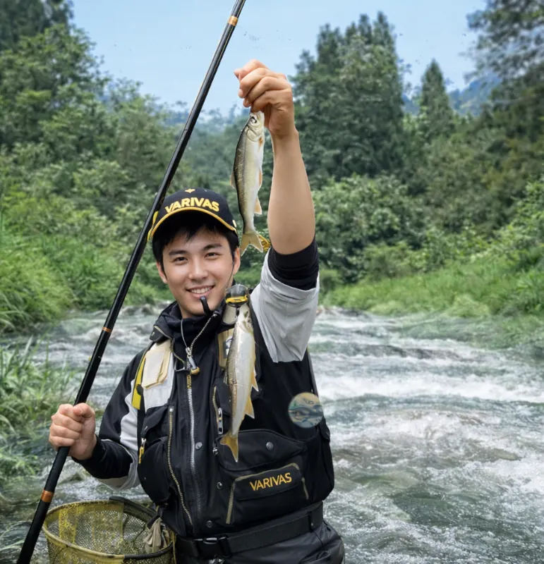 弓掛川でアユの釣果を得た新崎.webp