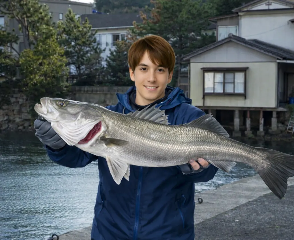 早岐瀬戸でシーバスの釣果を得た久良木.webp