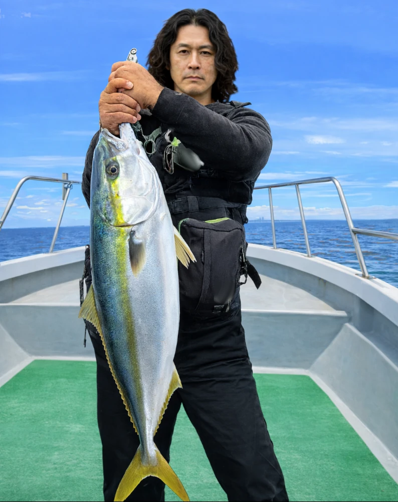 明石海峡でブリの釣果を得た岸本.webp