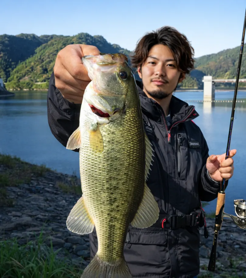 末武川ダムでブラックバスの釣果を得た澤田.webp