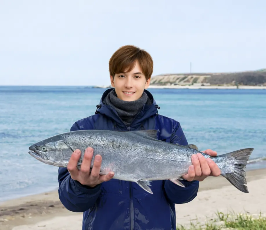 本目海岸でサクラマスの釣果を得た久良木.webp