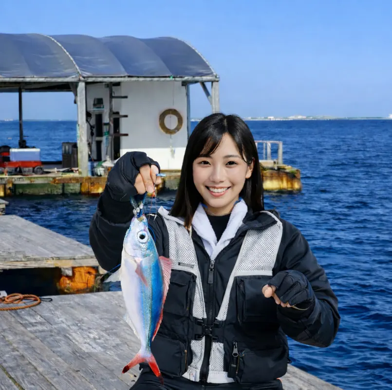 本部釣りイカダでグルクンの釣果を得た黒川.webp