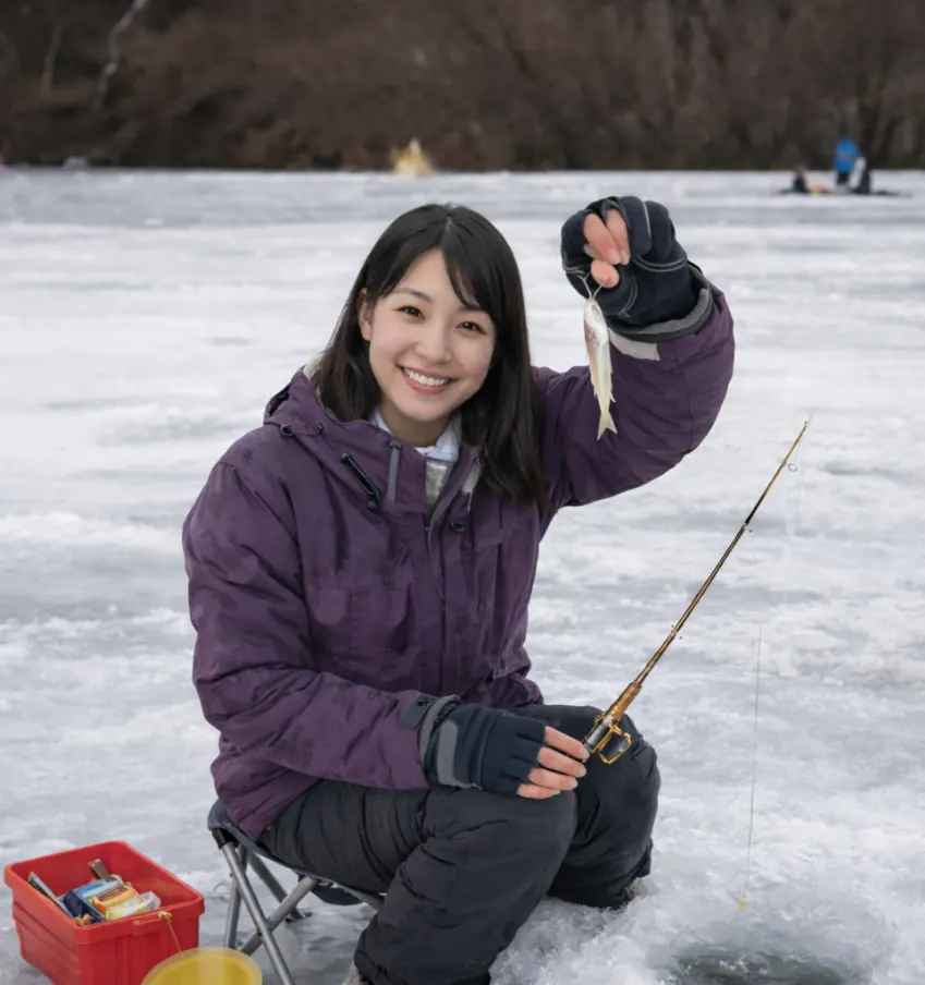 松原湖でワカサギの釣果を得た女性.webp
