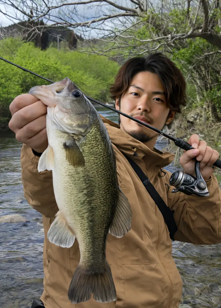 樽水ダムでブラックバスの釣果を得た澤田.webp