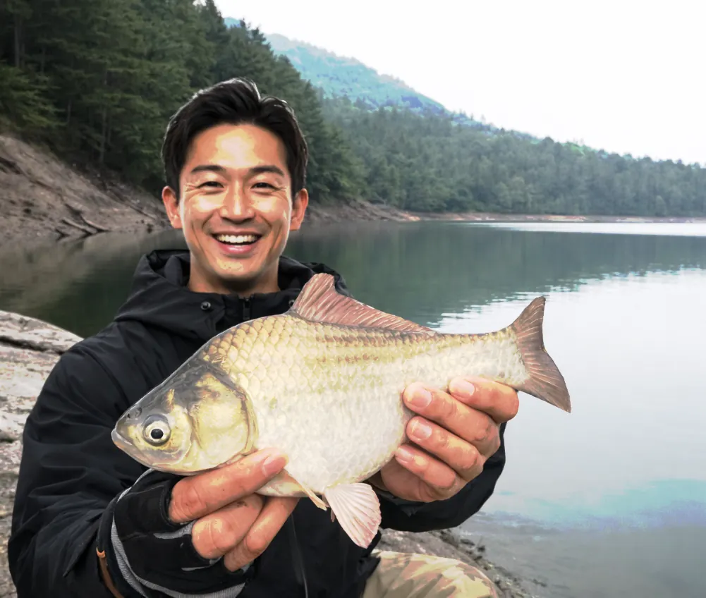 母畑湖でヘラブナの釣果を得た勝田.webp