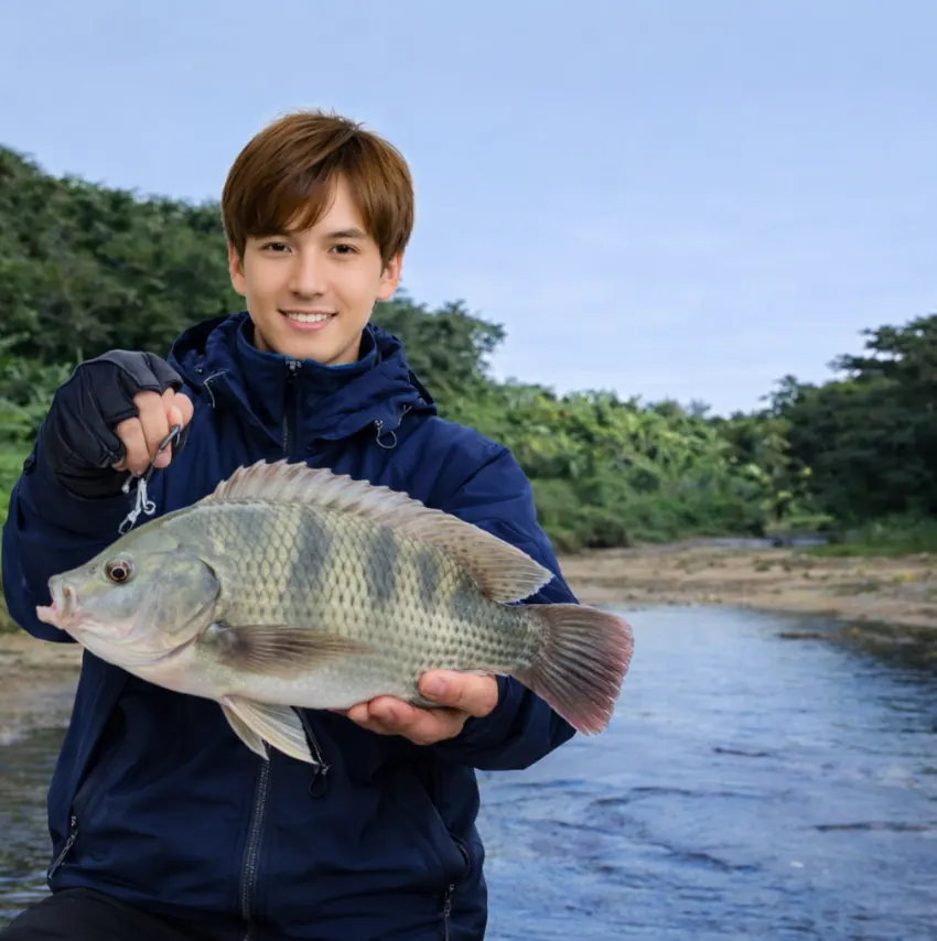 比謝川でティラピアの釣果を得た久良木.webp