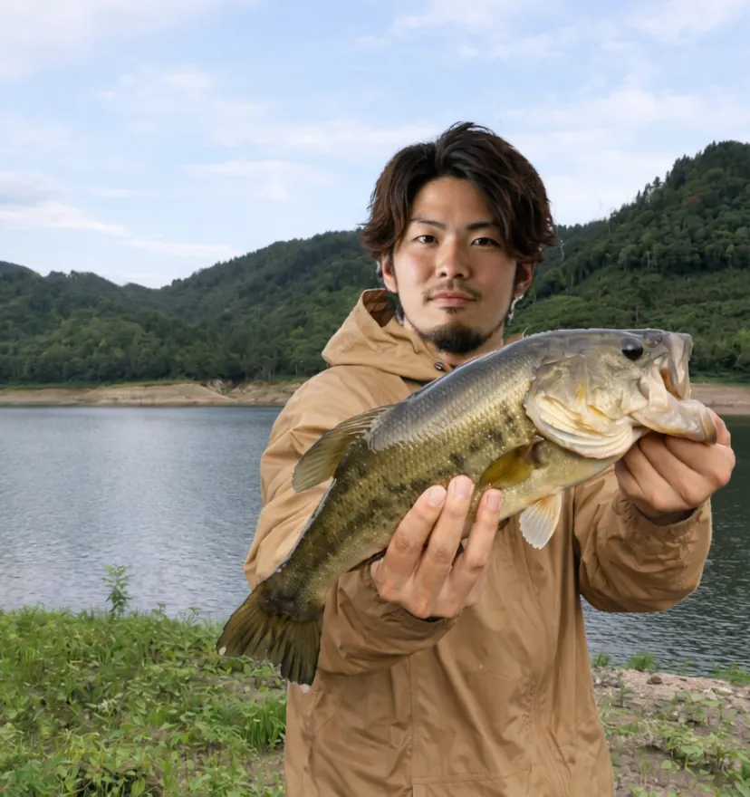 水窪ダムでブラックバスの釣果を得た澤田.webp