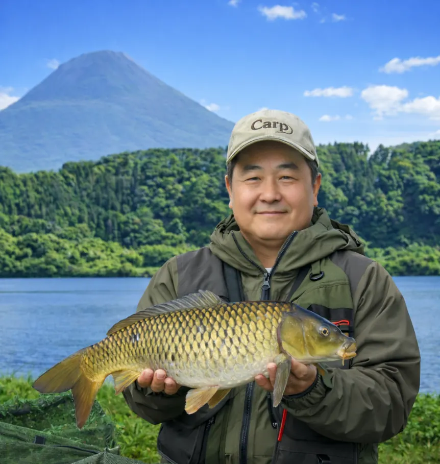 池田湖でコイの釣果を得た持田.webp