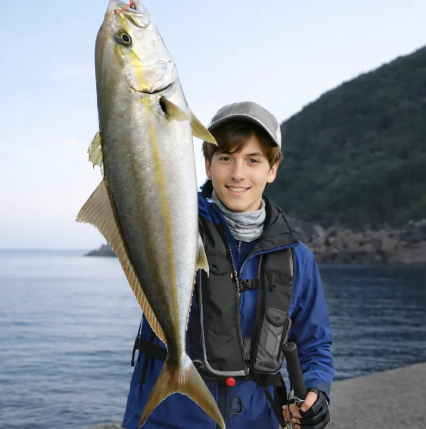 沖の島で青物の釣果を得た久良木.webp