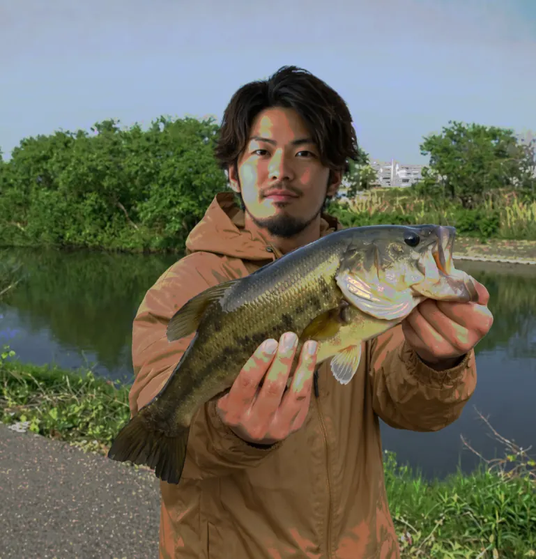 河北潟でブラックバスの釣果を得た澤田.webp