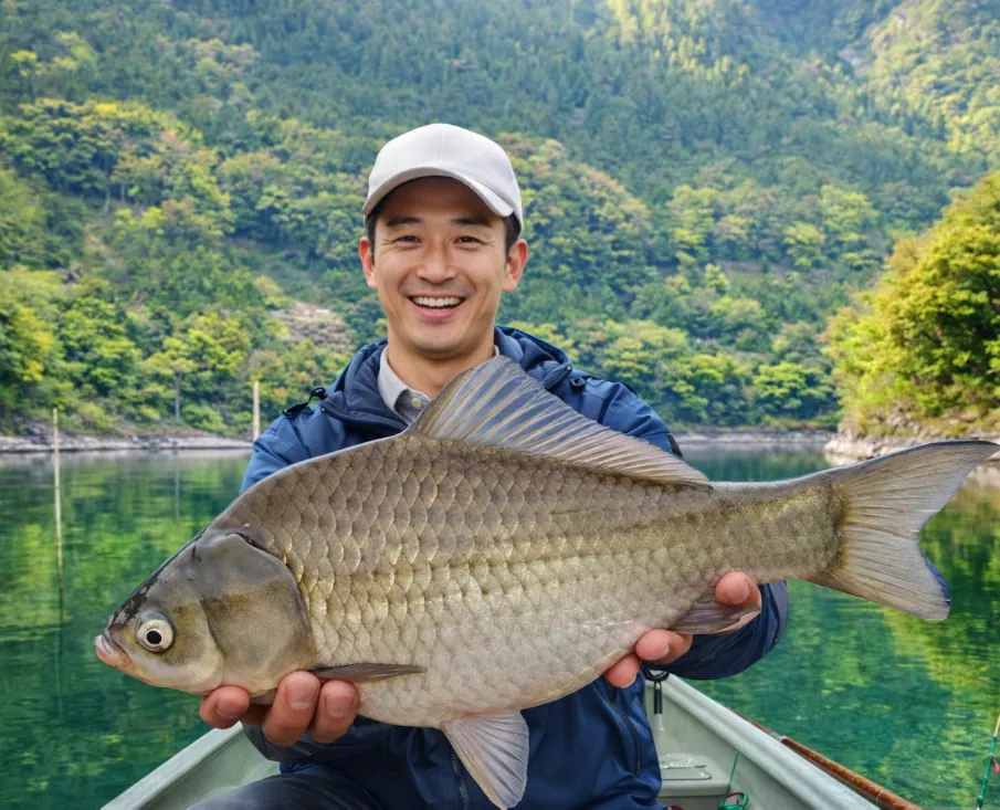 津賀ダムでヘラブナの釣果を得た勝田.webp