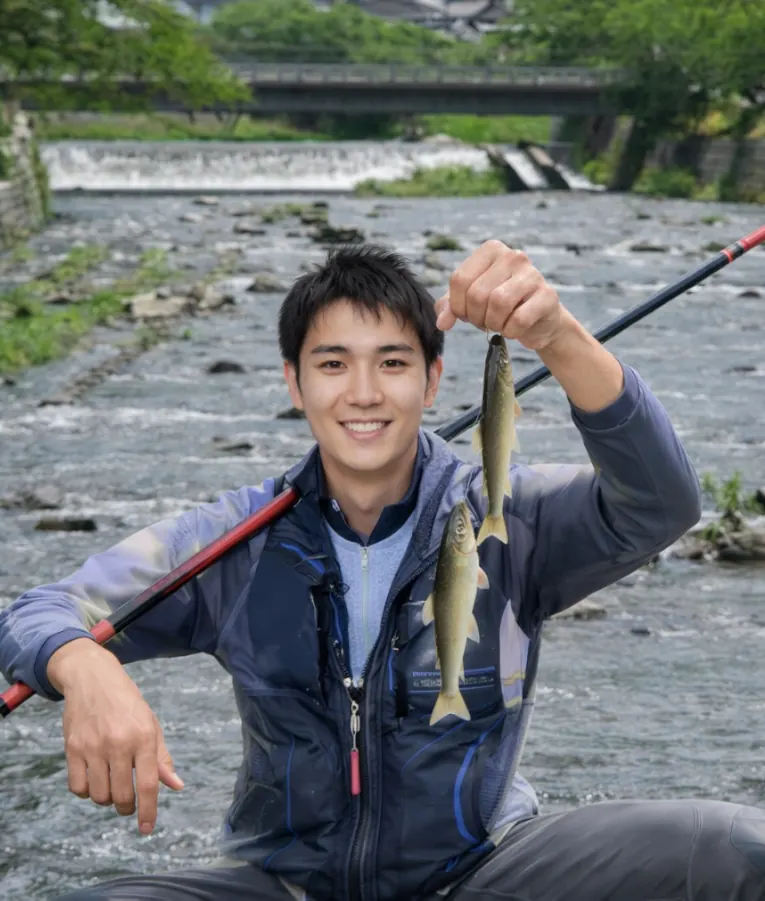 温海川でアユの釣果を得た新崎.webp