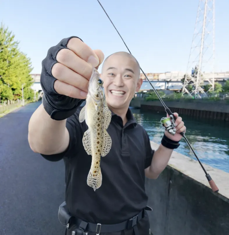 猫実川でハゼの釣果を得たがんだま君.webp
