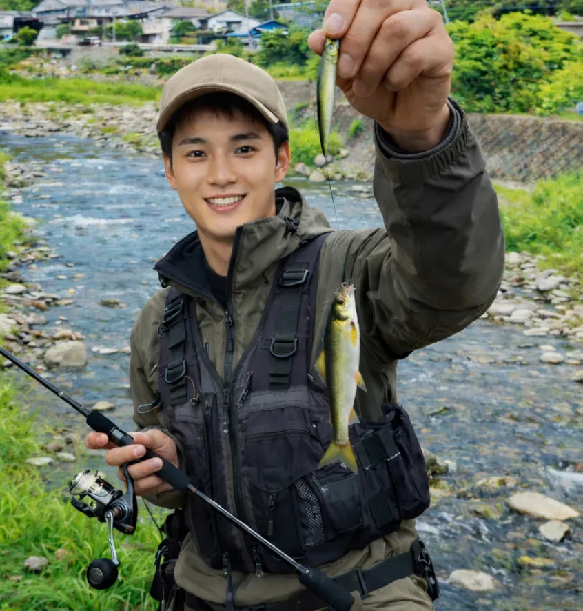 由比川でアユの釣果を得た新崎.webp