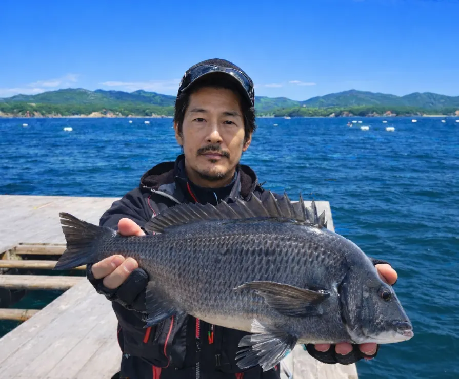 的矢湾の筏でチヌの釣果を得た佐々木.webp