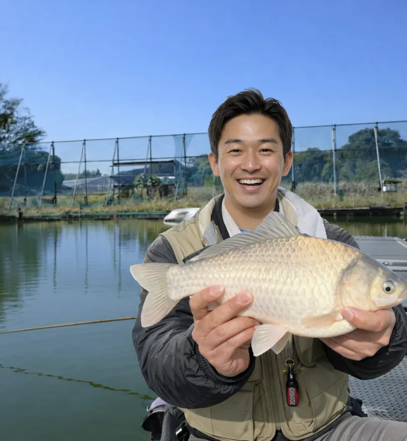 真嶋園でヘラブナの釣果を得た勝田.webp