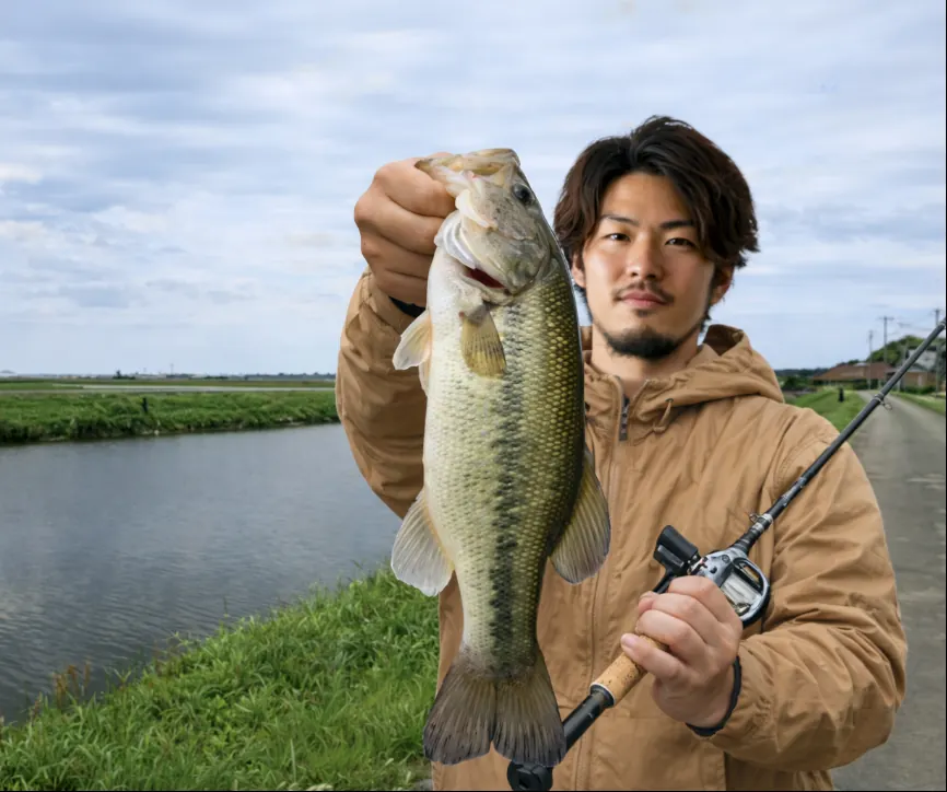 破竹川でブラックバスの釣果を得た澤田.webp