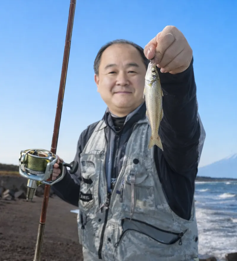 磯松海岸でシロギスの釣果を得た持田.webp