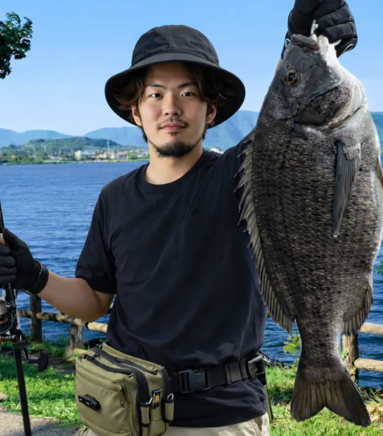 神西湖でチヌの釣果を得た澤田.webp
