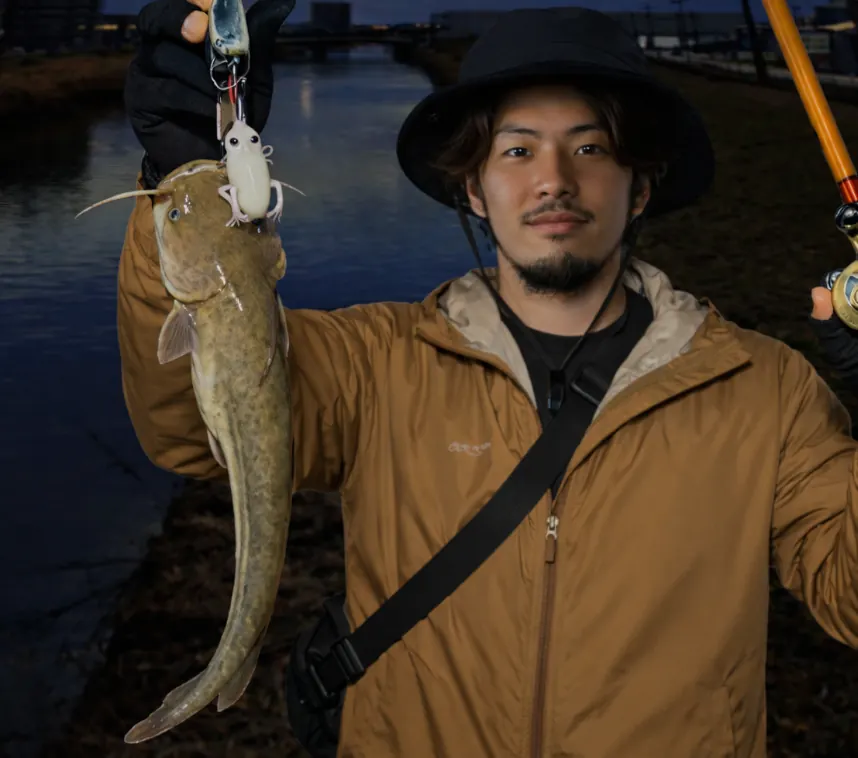 福田川でナマズの釣果を得た澤田.webp