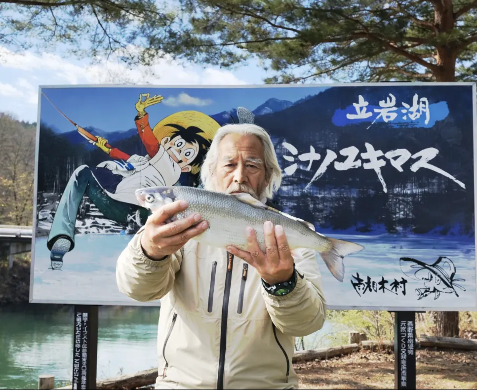 立岩湖でシナノユキマスの釣果を得た米田.webp