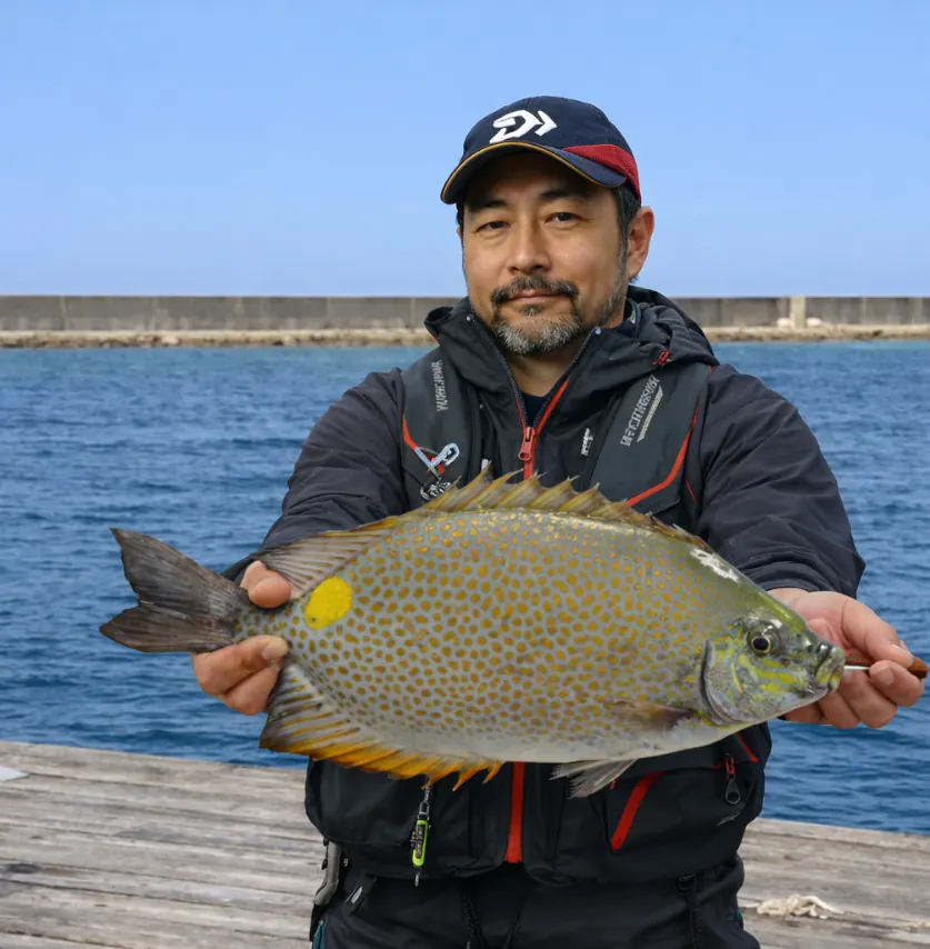糸満釣り筏でカーエーの釣果を得た佐々木.webp