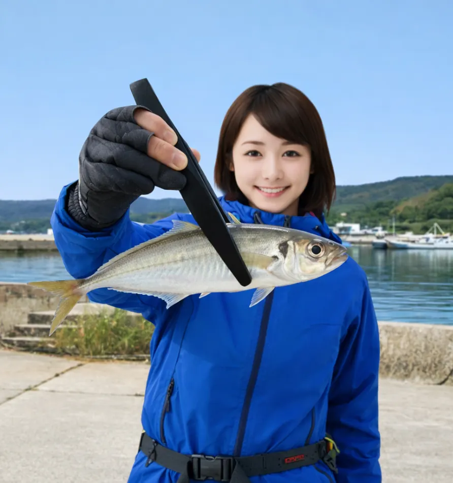 育波漁港でアジの釣果を得た西岡.webp
