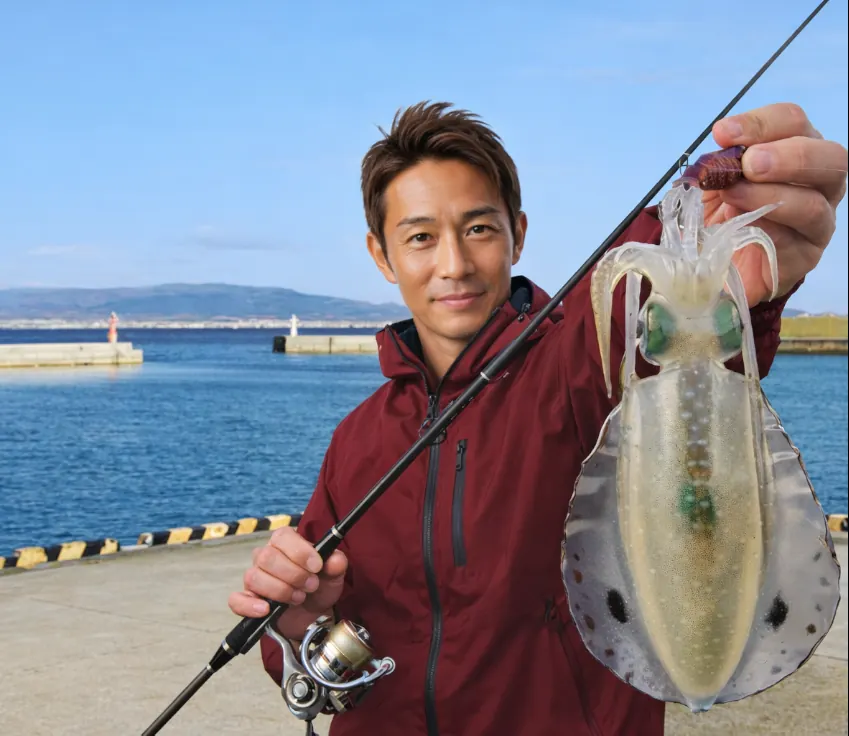 茂辺地漁港でアオリイカの釣果を得た亀岡.webp