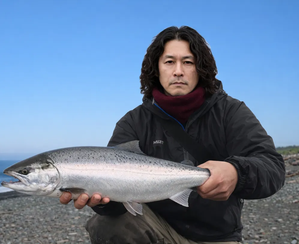 茶路川河口でサクラマスの釣果を得た岸本.webp