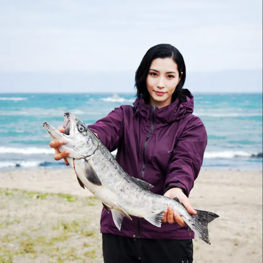 落部川河口でサケの釣果を得た八重田.webp