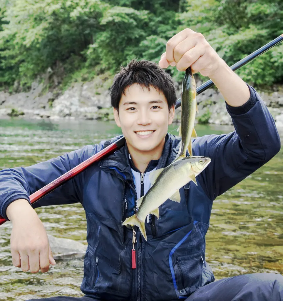 追良瀬川でアユの釣果を得た新崎.webp