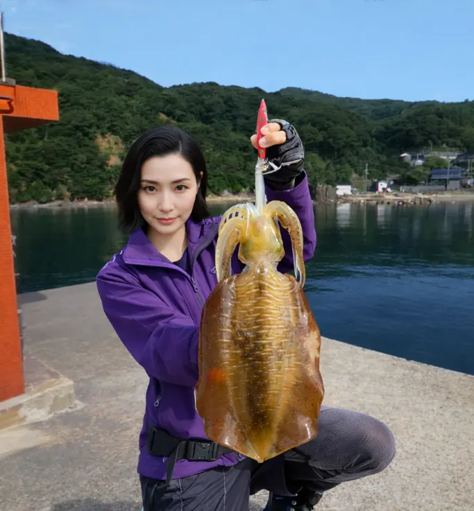 鎧漁港でアオリイカの釣果を得た八重田.webp