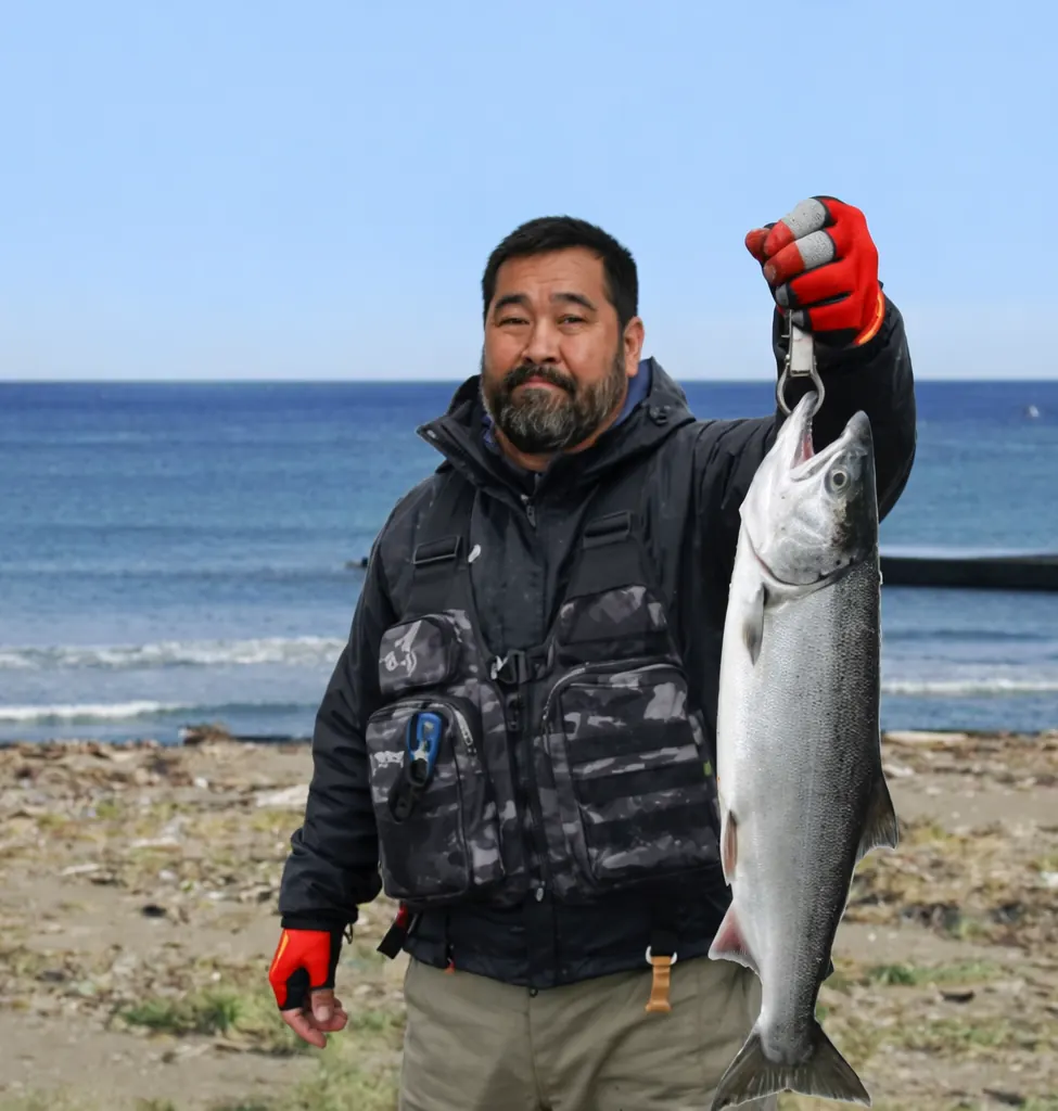 長万部川河口でサケの釣果を得た楢崎.webp