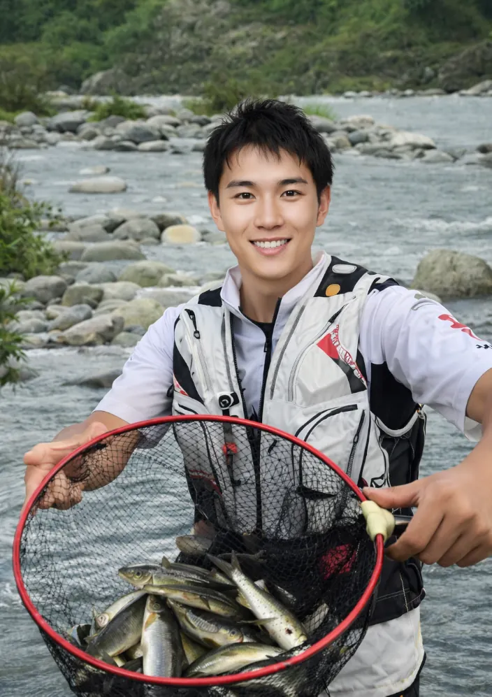長良川でアユの釣果を得た新崎.webp