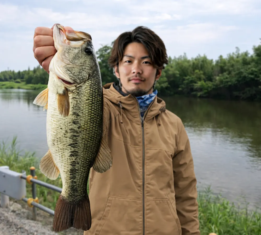 長門川でブラックバスの釣果を得た澤田.webp