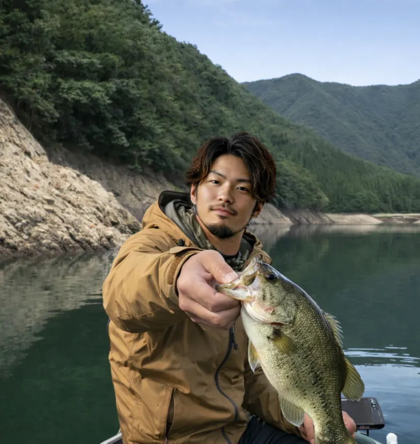 風屋ダムでブラックバスの釣果を得た澤田.webp