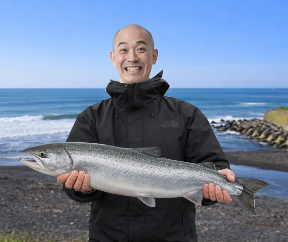 風連別川河口でサケの釣果を得たがんだま君.webp