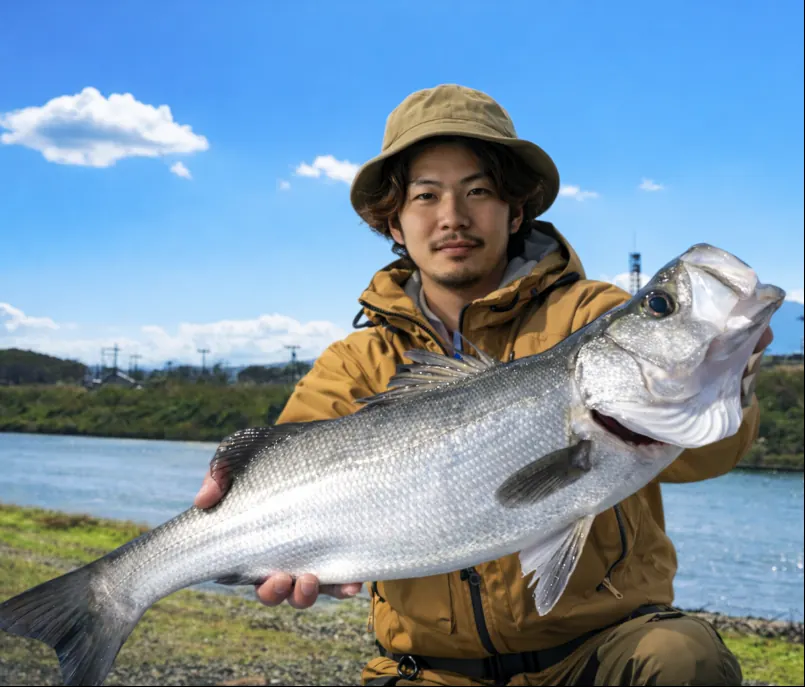 鯖石川でシーバスの釣果を得た澤田.webp