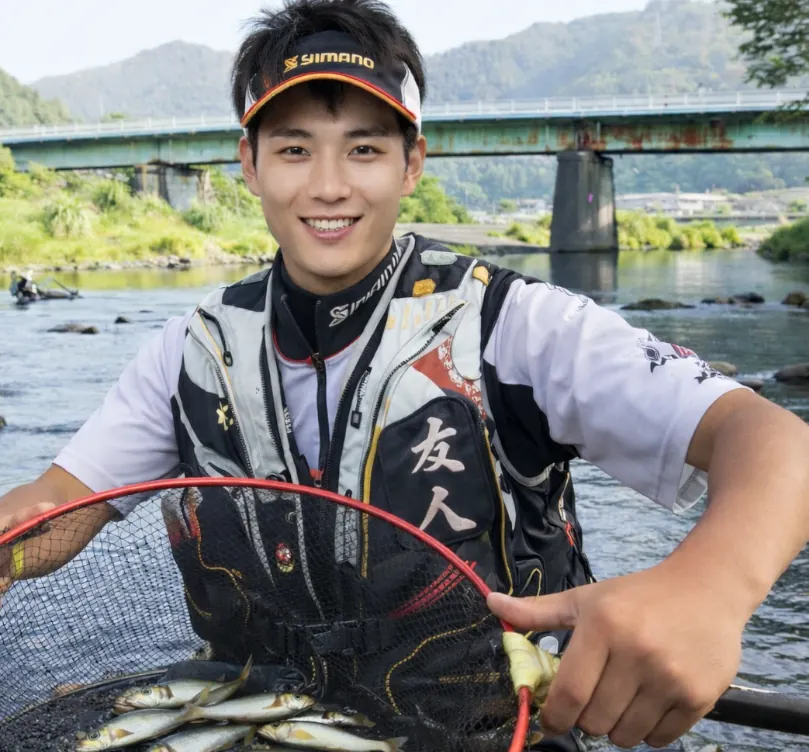 鵜住居川でアユの釣果を得た新崎.webp