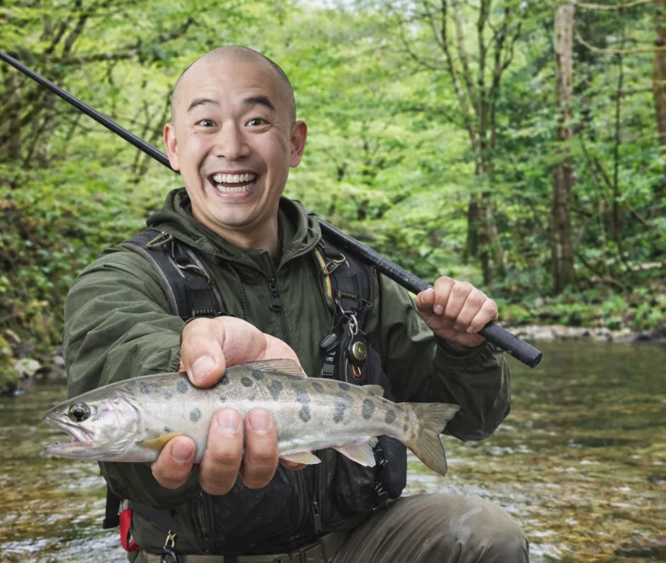 鼠ヶ関川でヤマメの釣果を得たがんだま君.webp