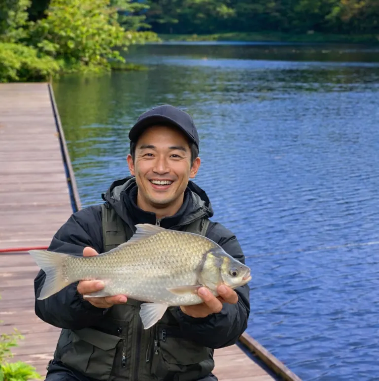 みどり湖でヘラブナの釣果を得た勝田.webp