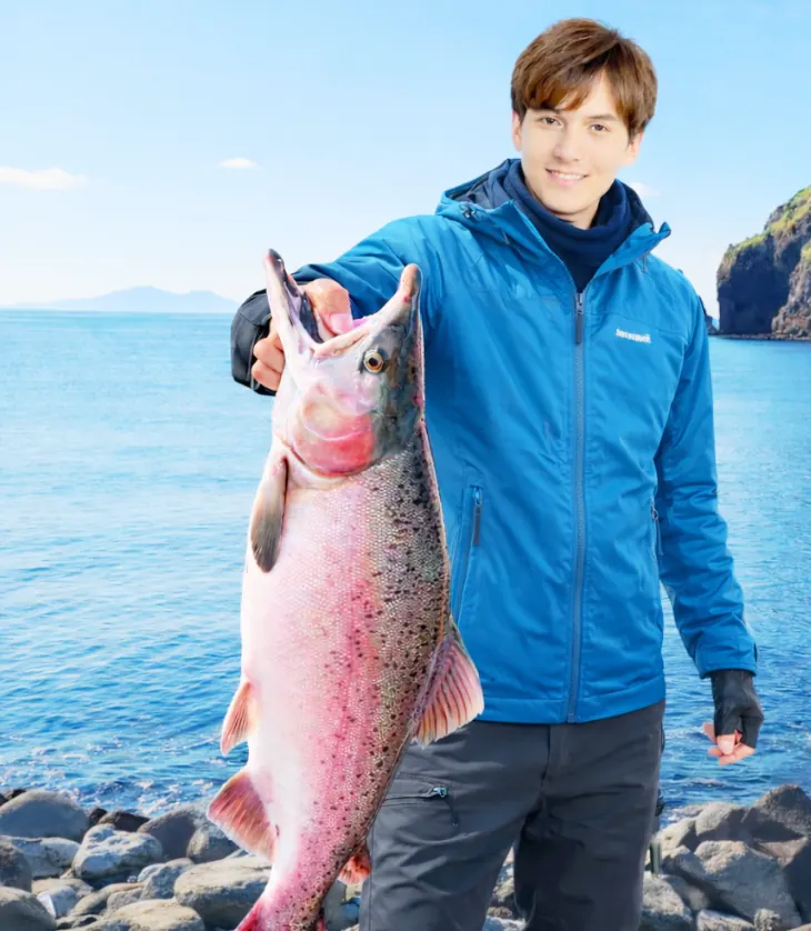 モイレウシ湾でカラフトマスの釣果を得た久良木.webp