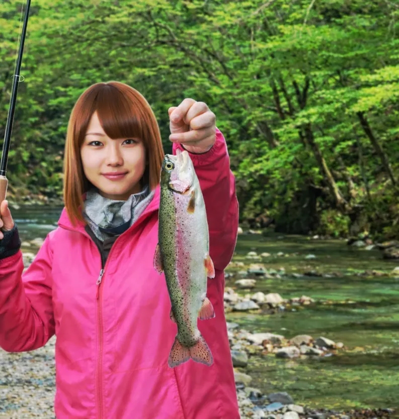 三依渓流つり場でニジマスの釣果を得た山際.webp